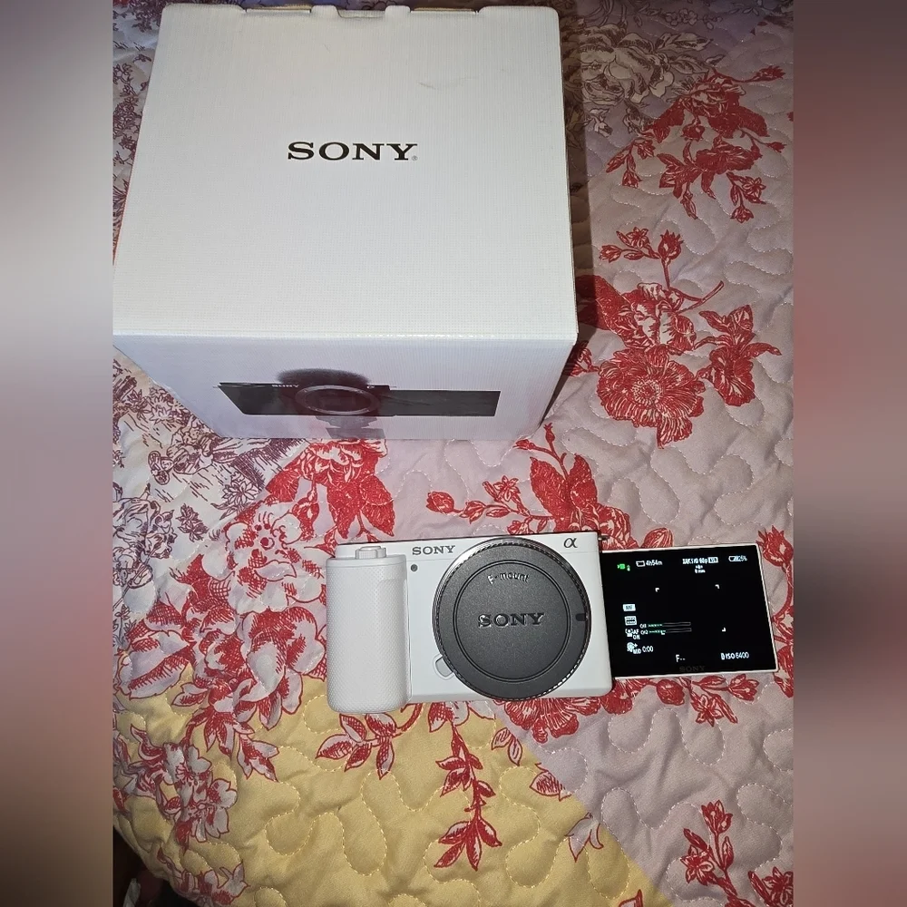 BRAND NEW Sony ZV-E10 Mirrorless camera (NO LENS)